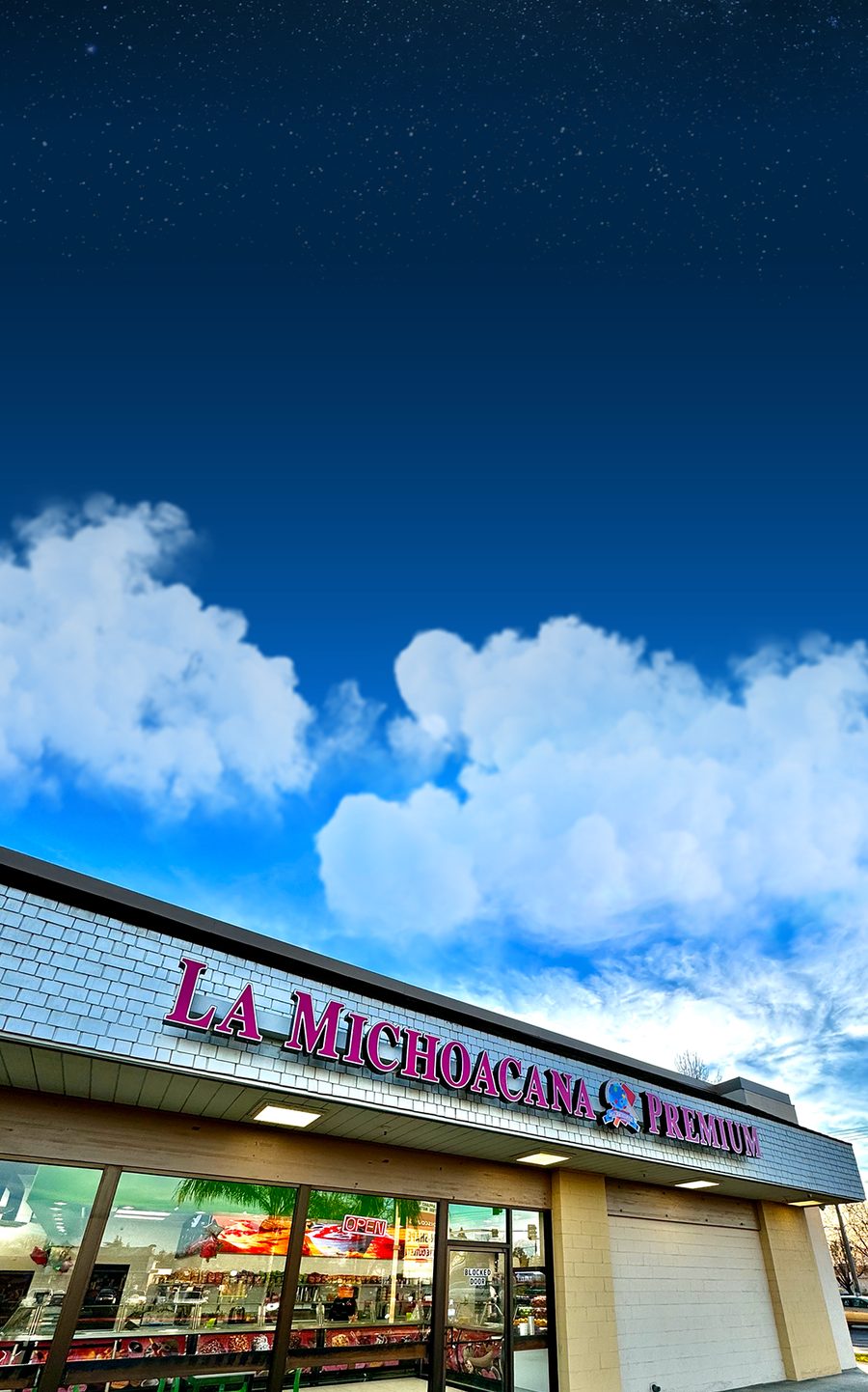 Tienda La Michoacana Premium bajo el cielo de la tarde